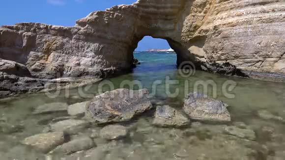 白色海滩地中海塞浦路斯的海洋景观与岩石海岸视频的预览图