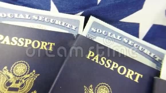 持有社会保障卡的美国护照旅行证件旅游概念视频的预览图