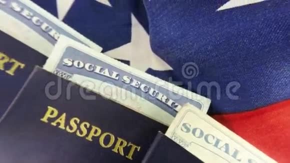 持有社会保障卡的美国护照旅行证件旅游概念视频的预览图