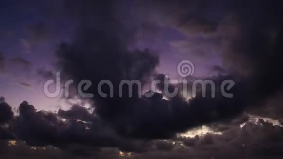 令人惊叹的多云日出时间流逝视频的预览图