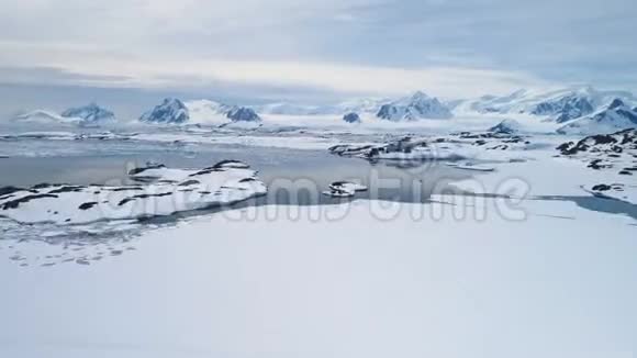 飞越南极洲雪岸线的空中飞行视频的预览图