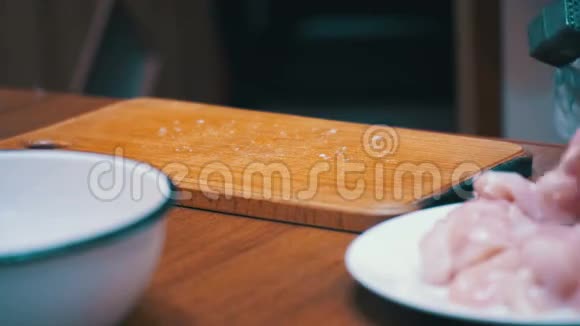 妇女烹制的新鲜生肉桌上有肉锤在家厨房视频的预览图