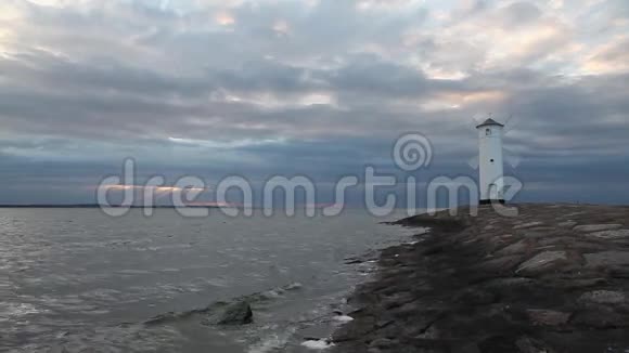 斯维努吉港入口和防波堤视频的预览图