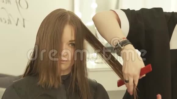 美容工作室理发师用理发剪梳理女发关闭发型师视频的预览图