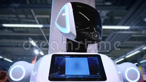 新型现代白色机器人的肖像机器人转过头看着摄像机机器人及高科技展览视频的预览图