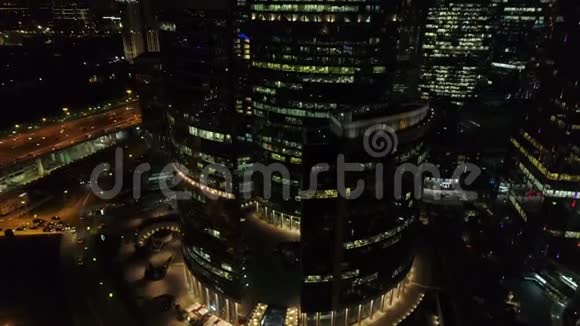 莫斯科国际商务中心摩天大楼夜间空中拍摄视频的预览图