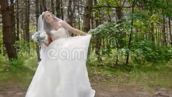 美丽的新娘摆着结婚花束视频的预览图