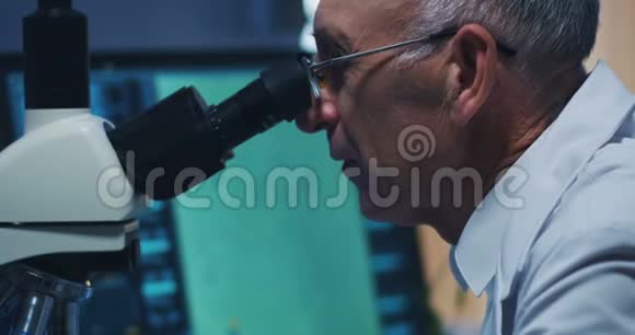 科学家用显微镜检查细菌视频的预览图