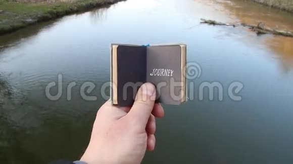旅行旅行者拿着一本带文字的书视频的预览图