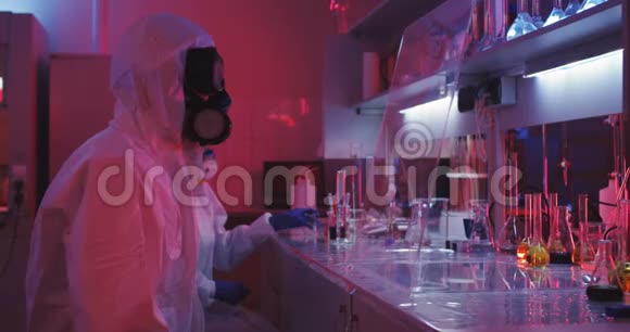 实验室使用透明显示器的科学家视频的预览图