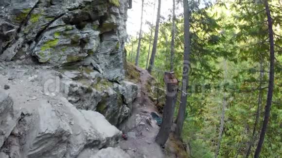 攀岩者攀登悬崖4k视频的预览图
