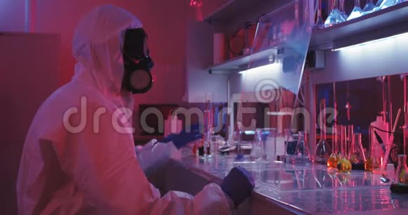实验室使用透明显示器的科学家视频的预览图