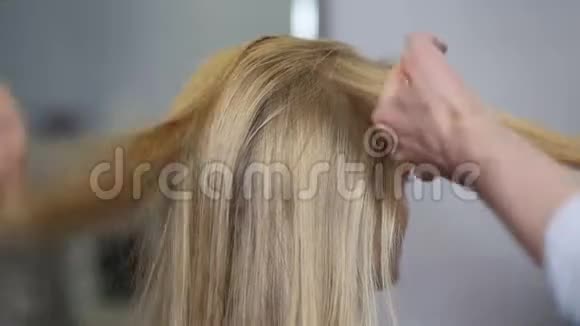 头发工作室里的金发女人视频的预览图
