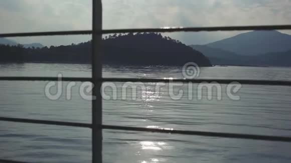 乘船游览热带岛屿1920x1080个视频的预览图
