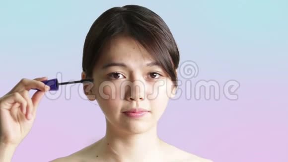 年轻的中国女人涂睫毛膏视频的预览图