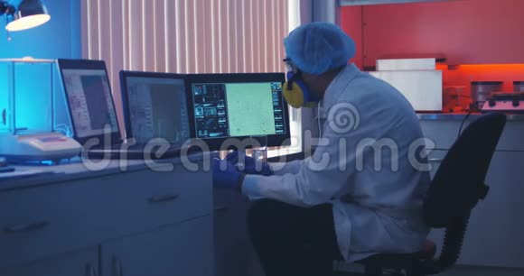 科学家在实验室的电脑工作视频的预览图