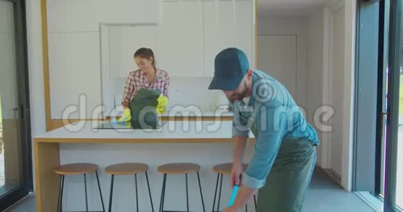 厨房清洁服务队视频的预览图