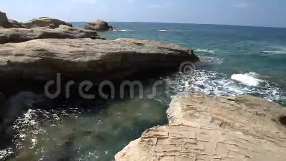 白色海滩地中海塞浦路斯的海洋景观与岩石海岸视频的预览图