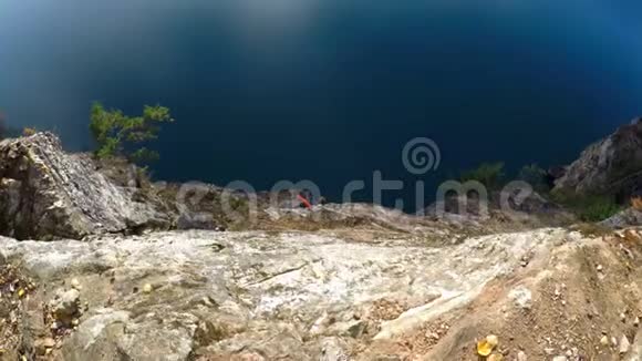 攀岩者攀登悬崖4k视频的预览图