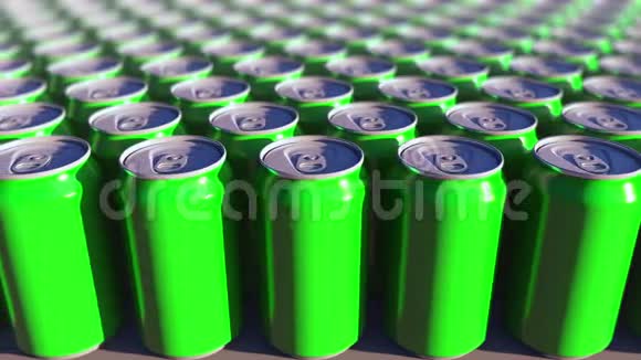 多个绿色铝罐浅焦软饮料或啤酒生产回收包装4K无缝环视频的预览图