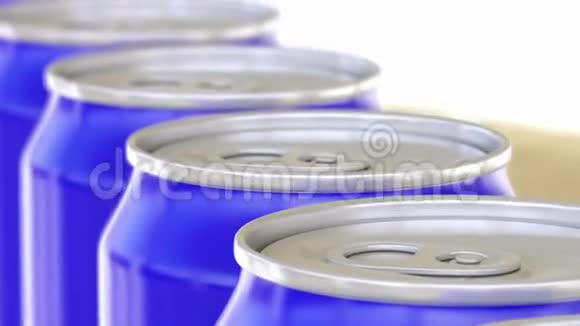 传送带上的蓝色罐子软饮料或啤酒生产线回收包装4K无缝环小车夹浅视频的预览图