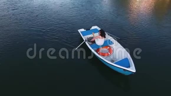 小女孩在湖上划船视频的预览图