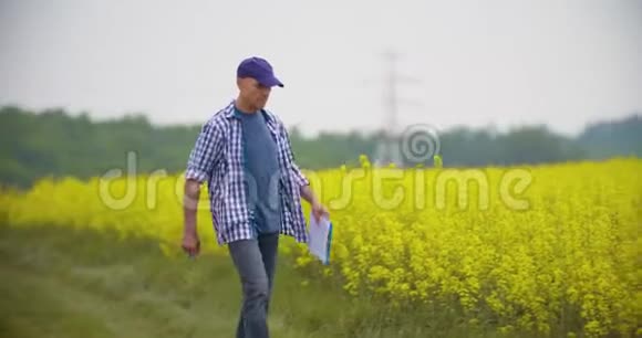 成熟的男性农民在农场的剪贴板上写作现代农业视频的预览图