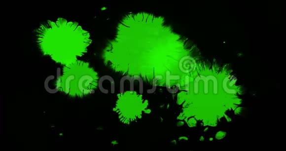 抽象漆刷笔划形状白色墨水溅出在色度键绿色屏幕上流动墨水溅出视频的预览图