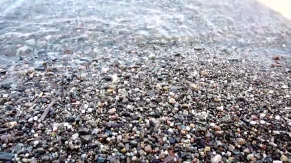 石滩上的海波视频的预览图
