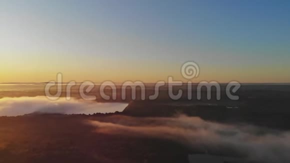 美丽的雾状日出景观视频的预览图
