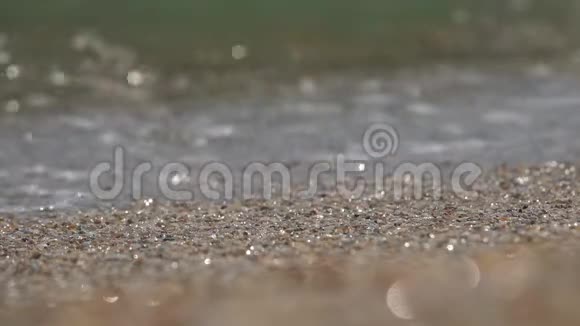 海边的海浪慢动作视频的预览图