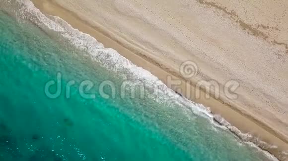 无人海滩的俯视图爱奥尼亚海的希腊海岸视频的预览图