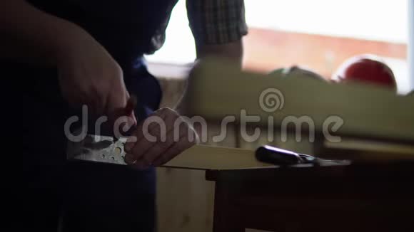 搭建木桌的过程木工收集底座视频的预览图