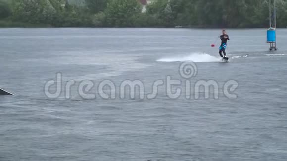 穿着潜水衣的帅哥正在河上骑着一辆尾板视频的预览图