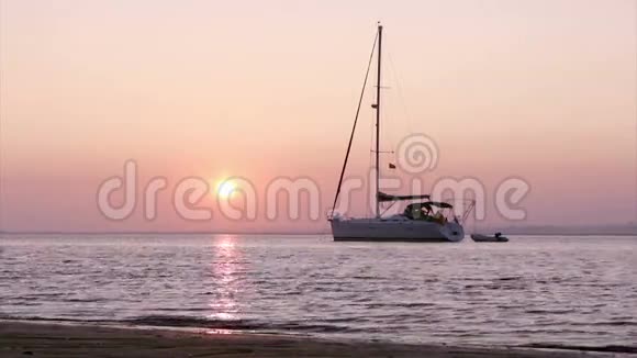 在福莫萨河日落时的小船阿尔加韦视频的预览图