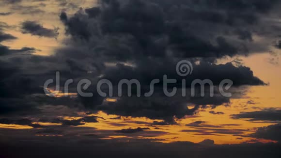 美丽的日落时光流逝乌云密布的夜空视频的预览图