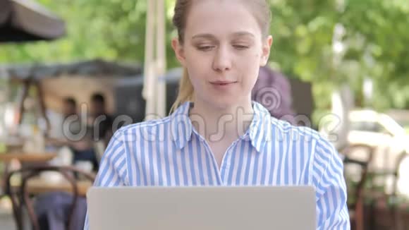青年女子电脑在线视频聊天视频的预览图