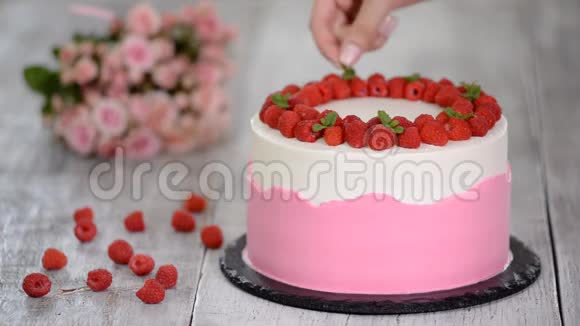 厨师用新鲜浆果和薄荷装饰蛋糕视频的预览图