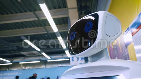 新型现代白色机器人的肖像机器人转过头看着摄像机机器人及高科技展览视频的预览图