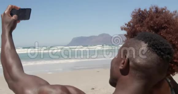 情侣在沙滩上用手机自拍4k视频的预览图