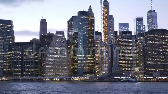 晚上美丽的曼哈顿天际线和纽约市的灯光视频的预览图