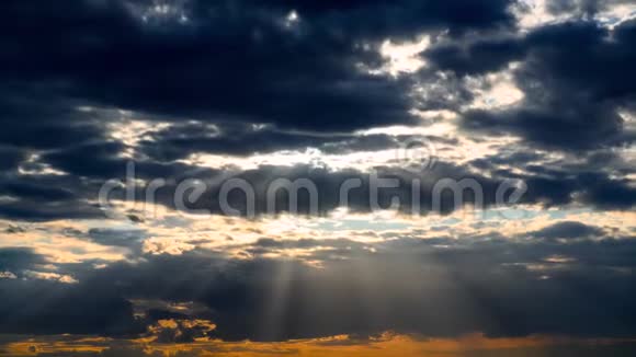 美丽的日落时光流逝乌云密布的夜空视频的预览图