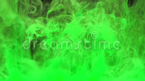 五颜六色的绿色墨水在水中混合在水下轻轻旋转复制空间视频的预览图