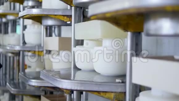 在工厂生产奶酪的过程视频的预览图