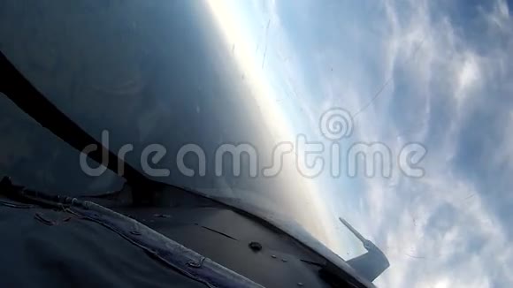 从驾驶舱飞机飞越陆地视野视频的预览图