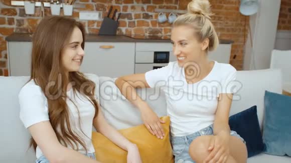 两个快乐的少女女友在家放松的肖像视频的预览图