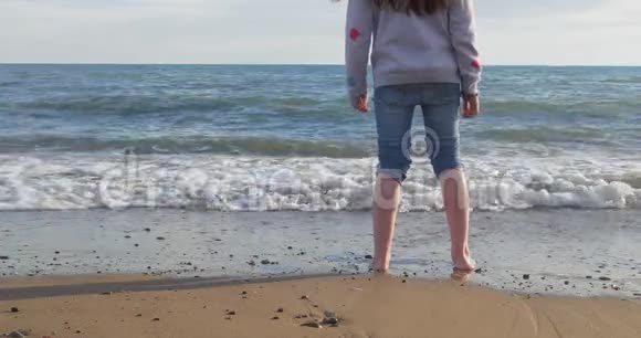 夏天在海滩上玩耍的小女孩视频的预览图