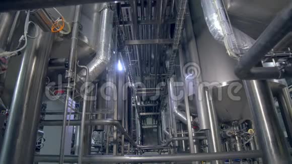 工业工厂的管道和结构4K视频的预览图