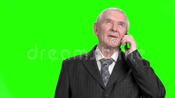 老商人在打电话视频的预览图