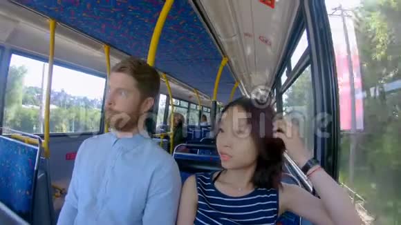 坐4K公共汽车旅行的夫妇视频的预览图